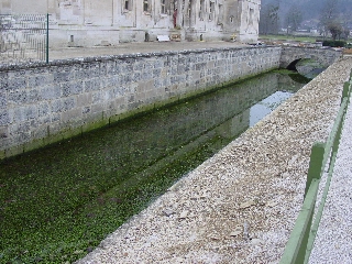 Schlamm im Graben von Schloss Ansey (FR)